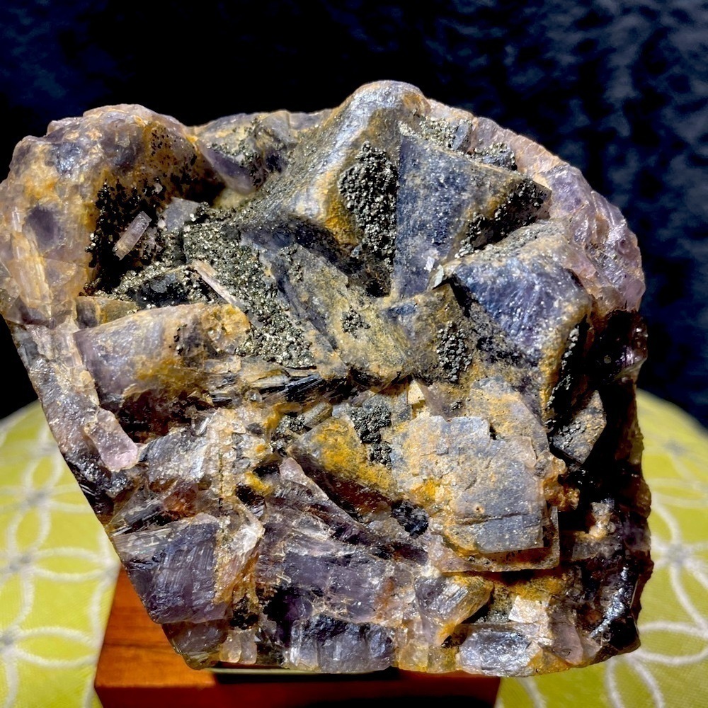 Natural purple FLUORITE W-PYRITE dusting! SUPER STRONG BLUE UV REACTION 6”x4”